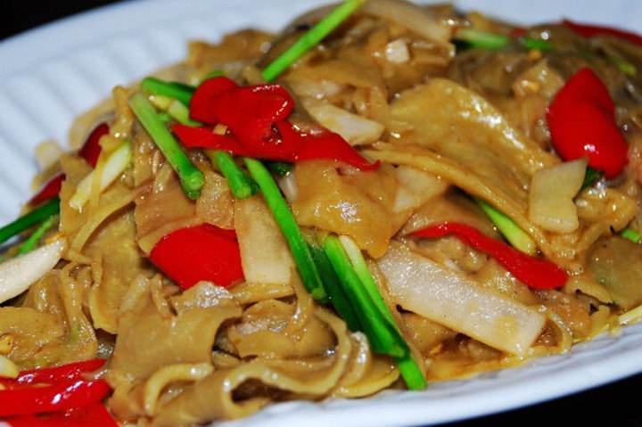  p>酸萝卜炒牦牛肉是一道以白萝卜,牛肉,藏红花,野菊花等为主要食材