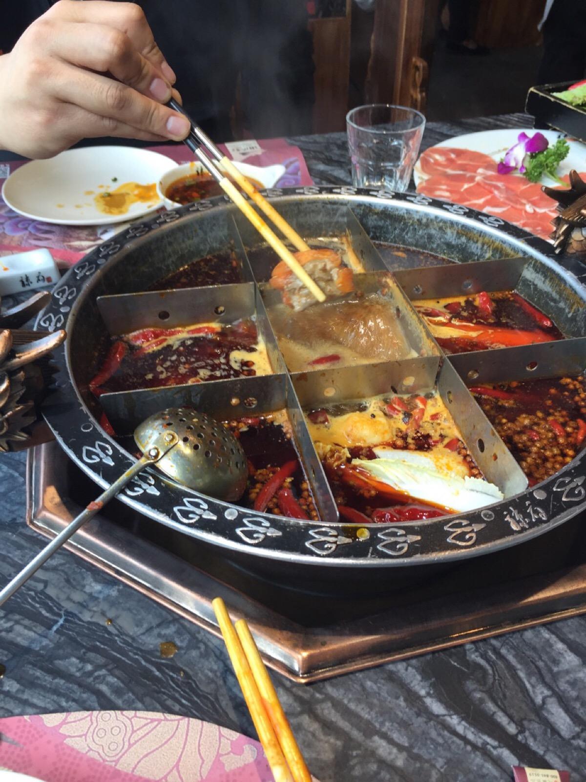  p>滇味火锅具有典型的云南风味,其特点是以新鲜蔬菜为主料,火锅中