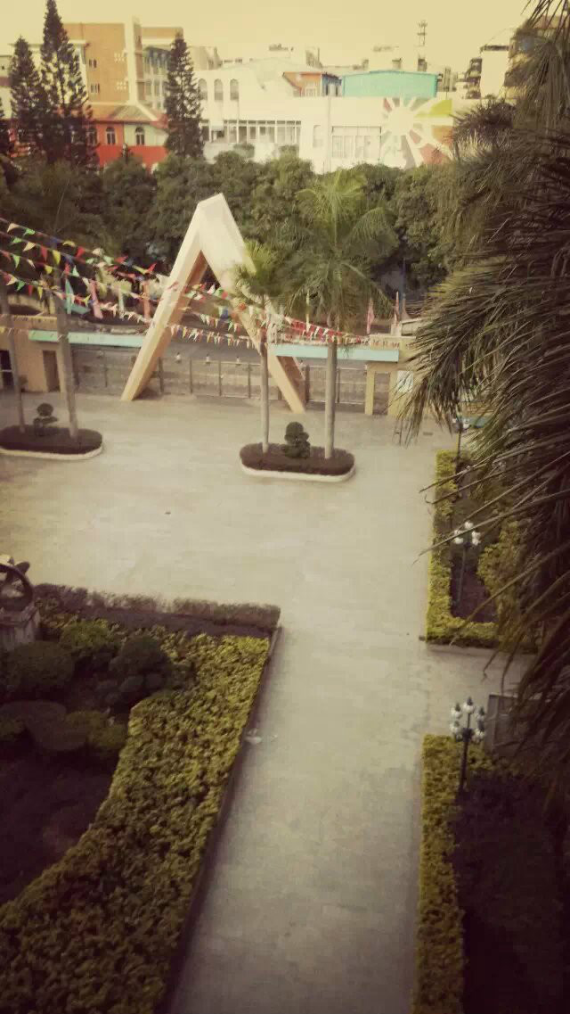  p>番禺区市桥东风中学是广东省一级学校,创办于1976年,学校位于市桥