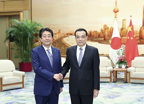 <p>安倍晋三与时任中国总理李克强（2018年）