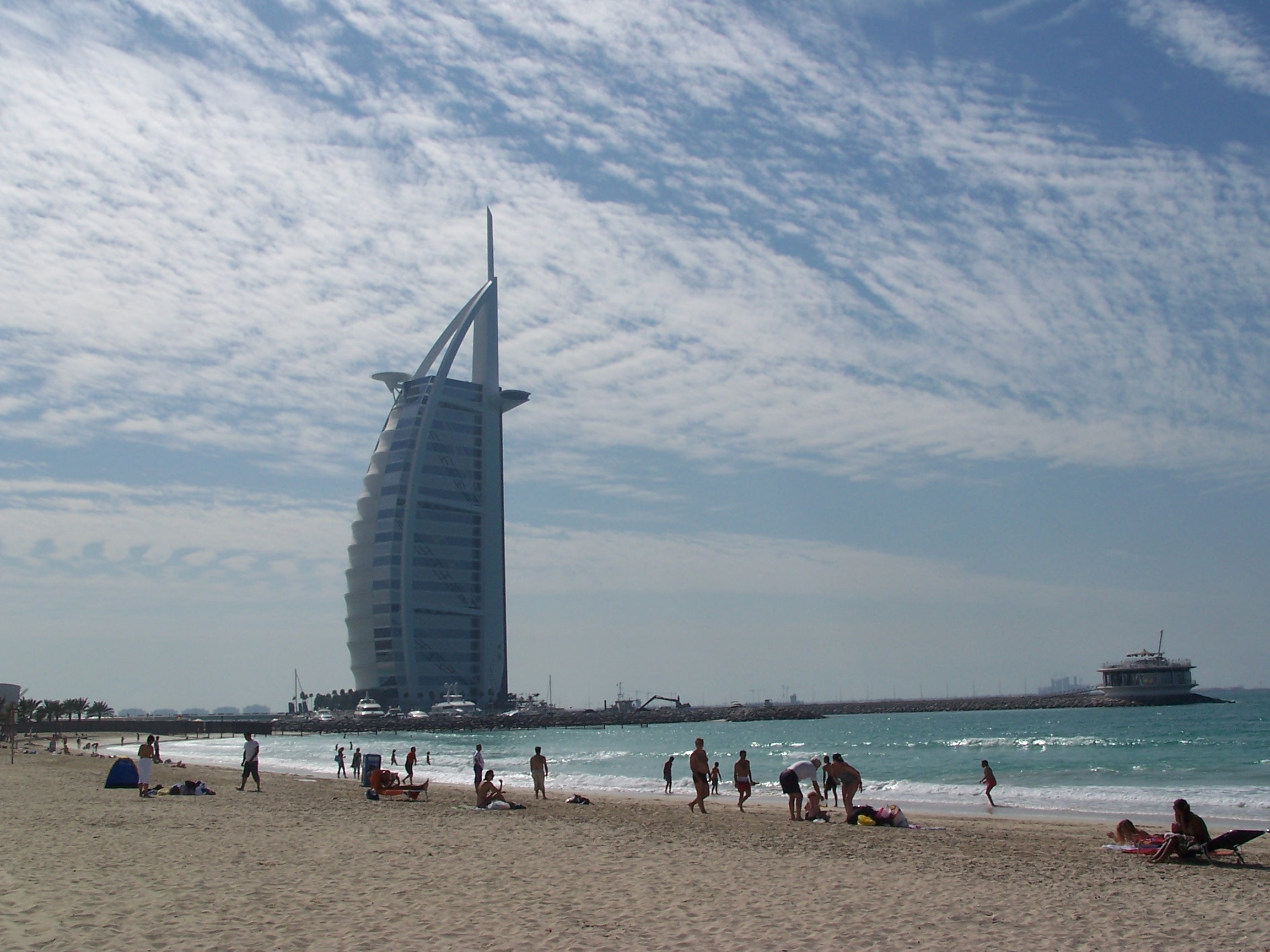  p>阿拉伯塔酒店(burj al arab),因外形酷似船帆,又称迪拜帆船酒店