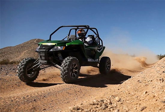 cat 公司出品到专门针对沙漠越野而设计等一款越野四驱摩托