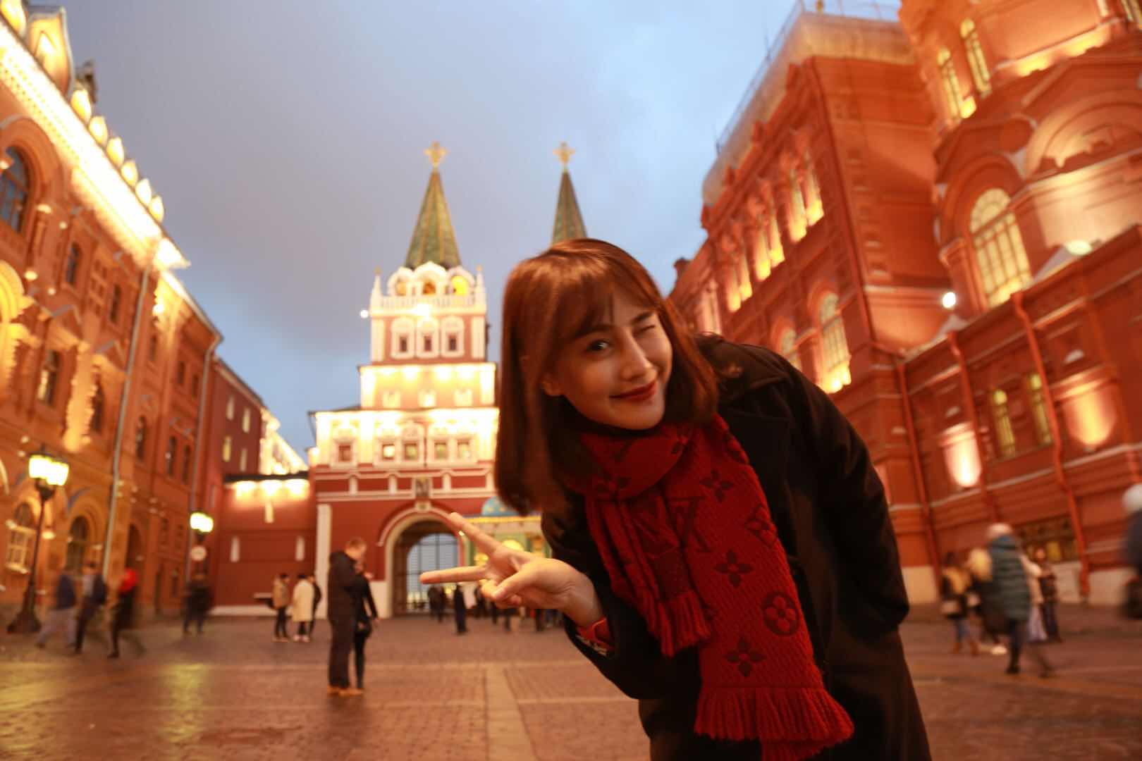  p>胡潇悦 i>(原名:胡雯月) /i>,出生于江苏