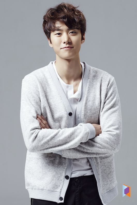  p>孔明,本名金东炫,1994年5月26日出生于韩国,韩国男演员,歌手, a