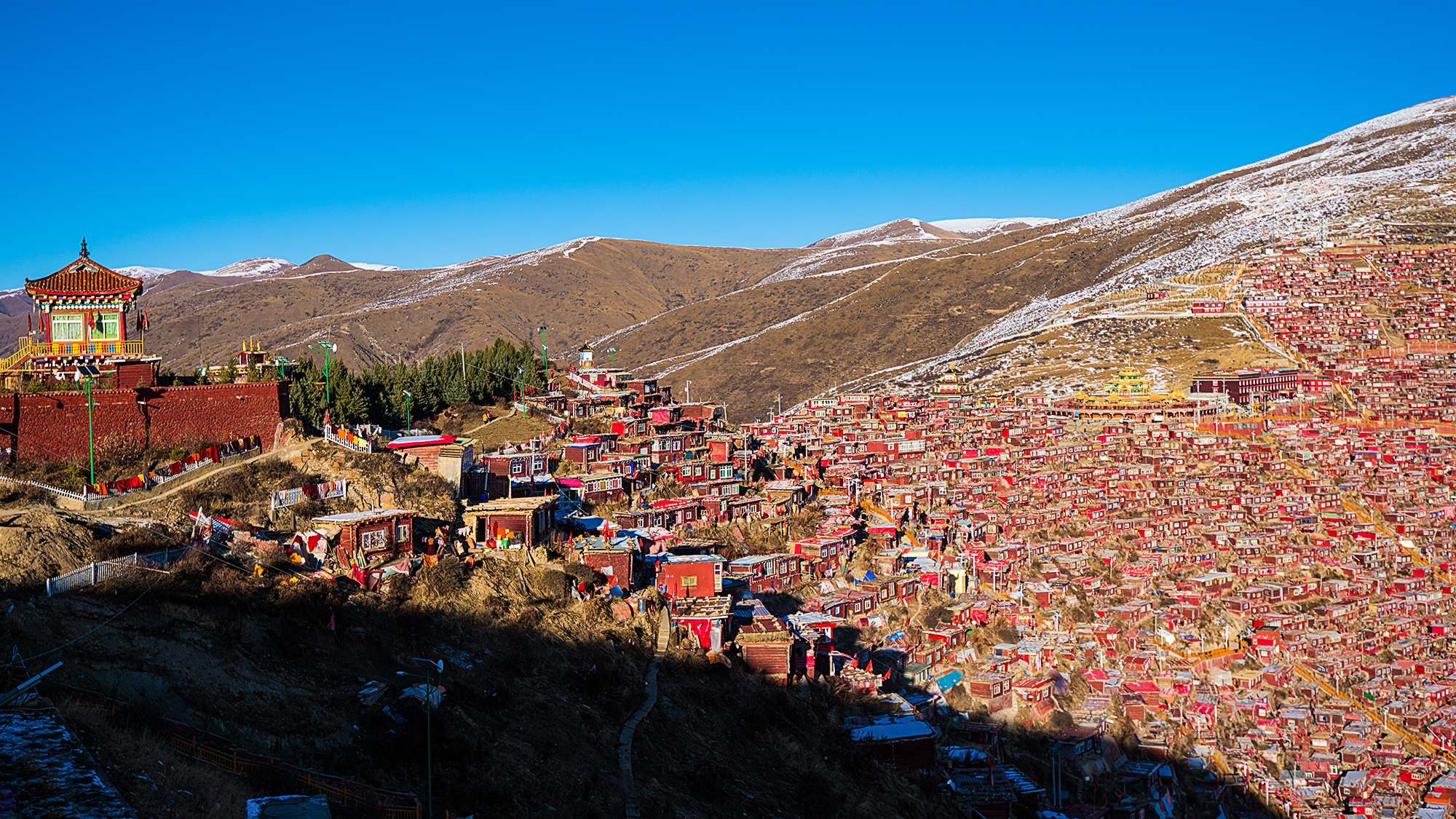位于四川省甘孜藏族自治州色达县洛若镇,平均海拔3900米,属藏传佛教