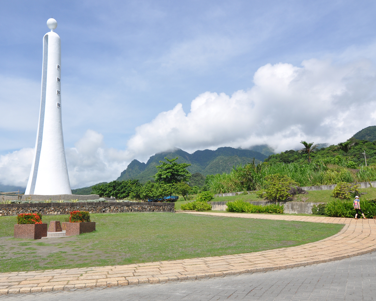  p>北回归线标志碑位于嘉义市西南3.