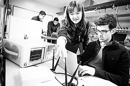 图工程师正在开发一种认知无线电系统,能随时发现并利用闲置的无线