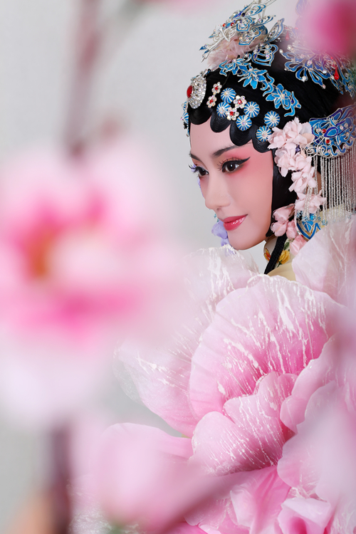  p>郑心潼,1984年11月15日出生于浙江省杭州市,毕业于北京电影学院12