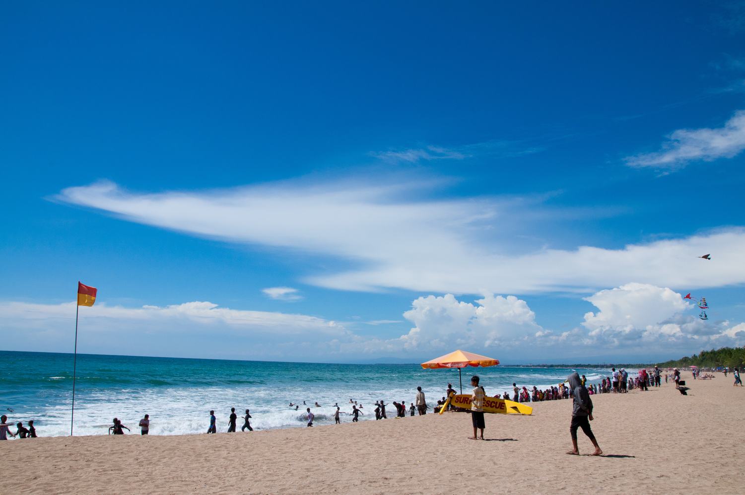  p>库塔海滩(kuta beach)号称巴厘岛上最美丽的海岸,这里的海滩平坦