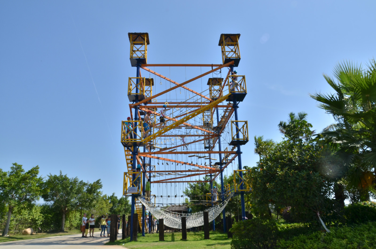  p>聚龙岛欢乐园位于泉州聚龙小镇(原在水一方),占地一千多亩.