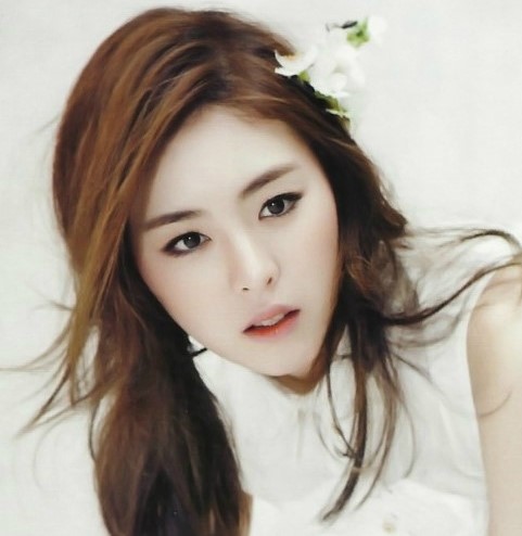 2001年参加sm best青少年选拔大会以获得外貌大奖为契机加入sm公司