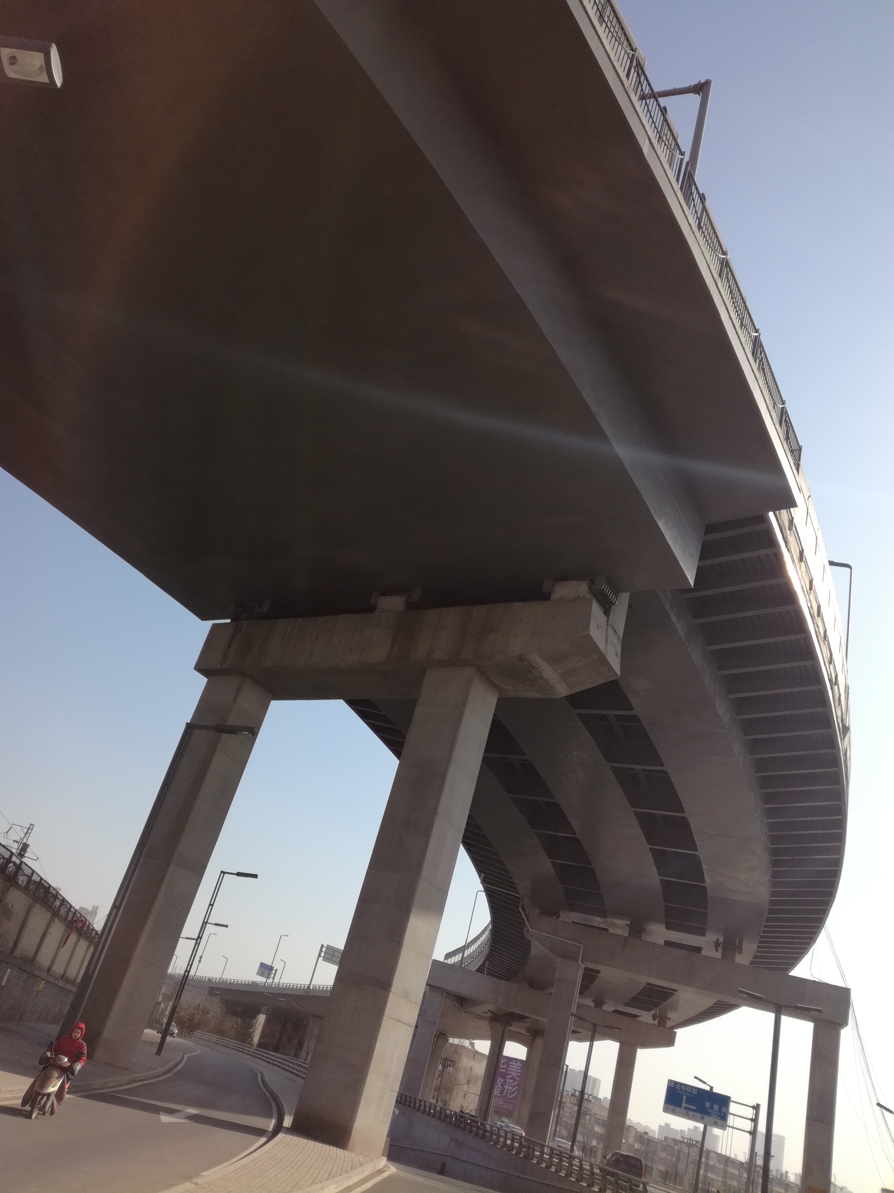 太原快速路是由路网的高架桥与隧道组成的快速路,在主线全程不设红