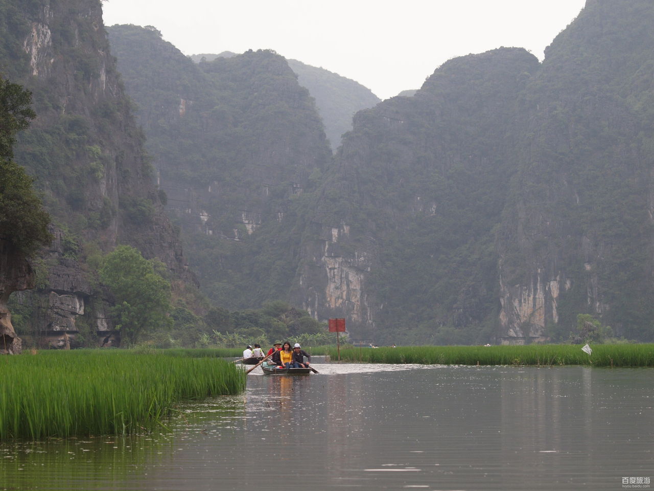  p>陆龙湾位于越南宁平县,距离其首都河内只有100多公里,从河内顺1号