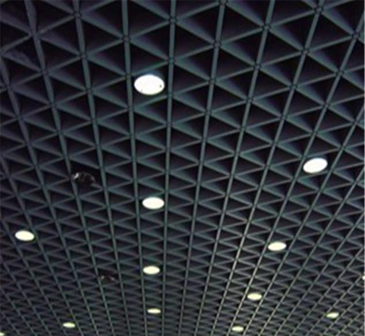 p>格栅吊顶灯具等可装在天花内,广泛应用于大型商场,餐厅,酒吧,候车