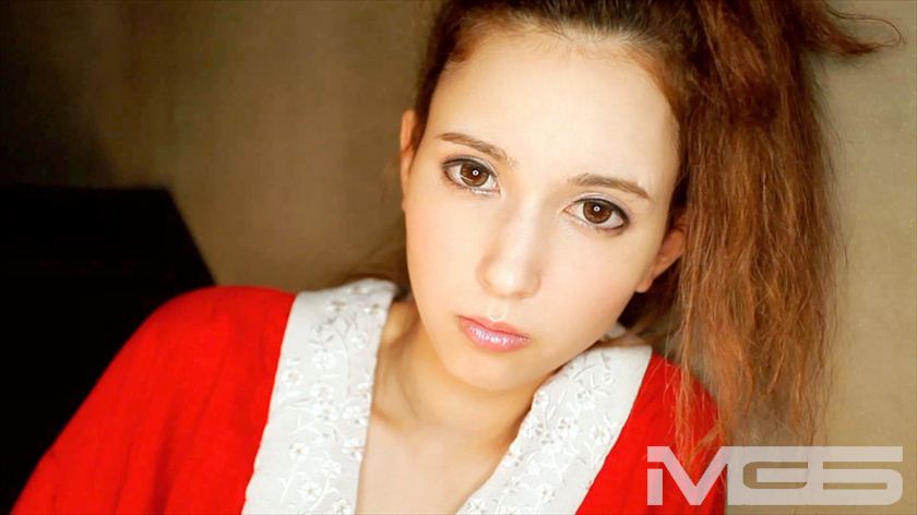  p>水咲萝拉(水咲ローラ),原名泷泽萝拉,1992年6月出生于日本东京