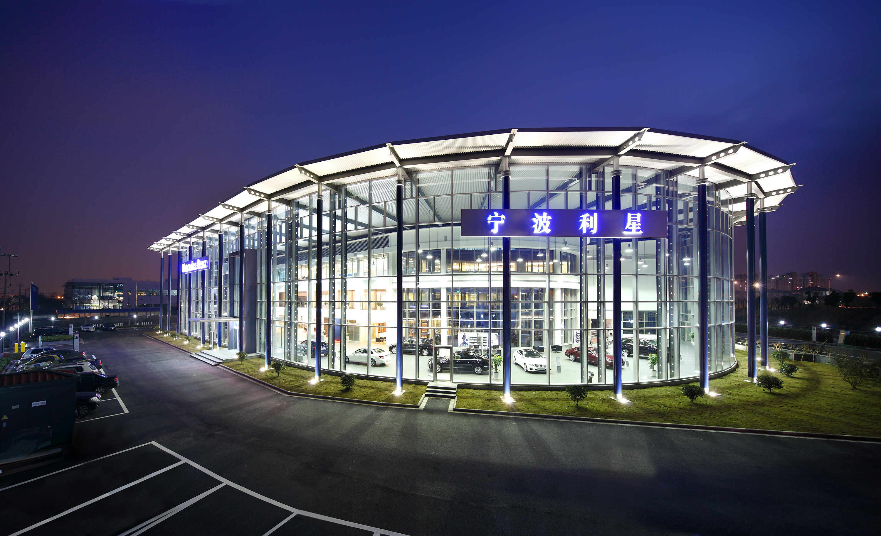 中心")是香港利星行集团在宁波投资的第2家梅赛德斯-奔驰销售服务中心