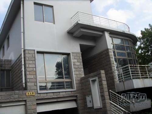 >云顶别墅地处上海西南松江区,距佘山近在咫尺,空气清新,自然环境优美