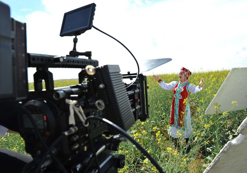  p>东方红艳,曾用名胡红艳,1982年8月1日出生于乌兰哈达,女歌手,演员