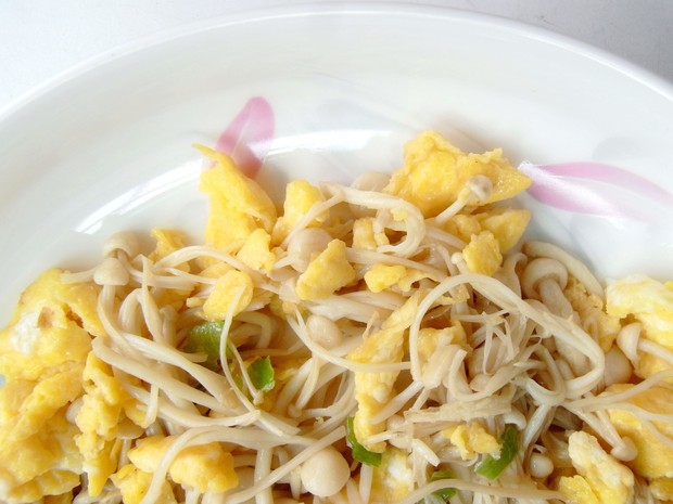 菇炒鸡蛋是以金针菇,鸡蛋为主要食材制作而成的一道菜品,属于家常菜