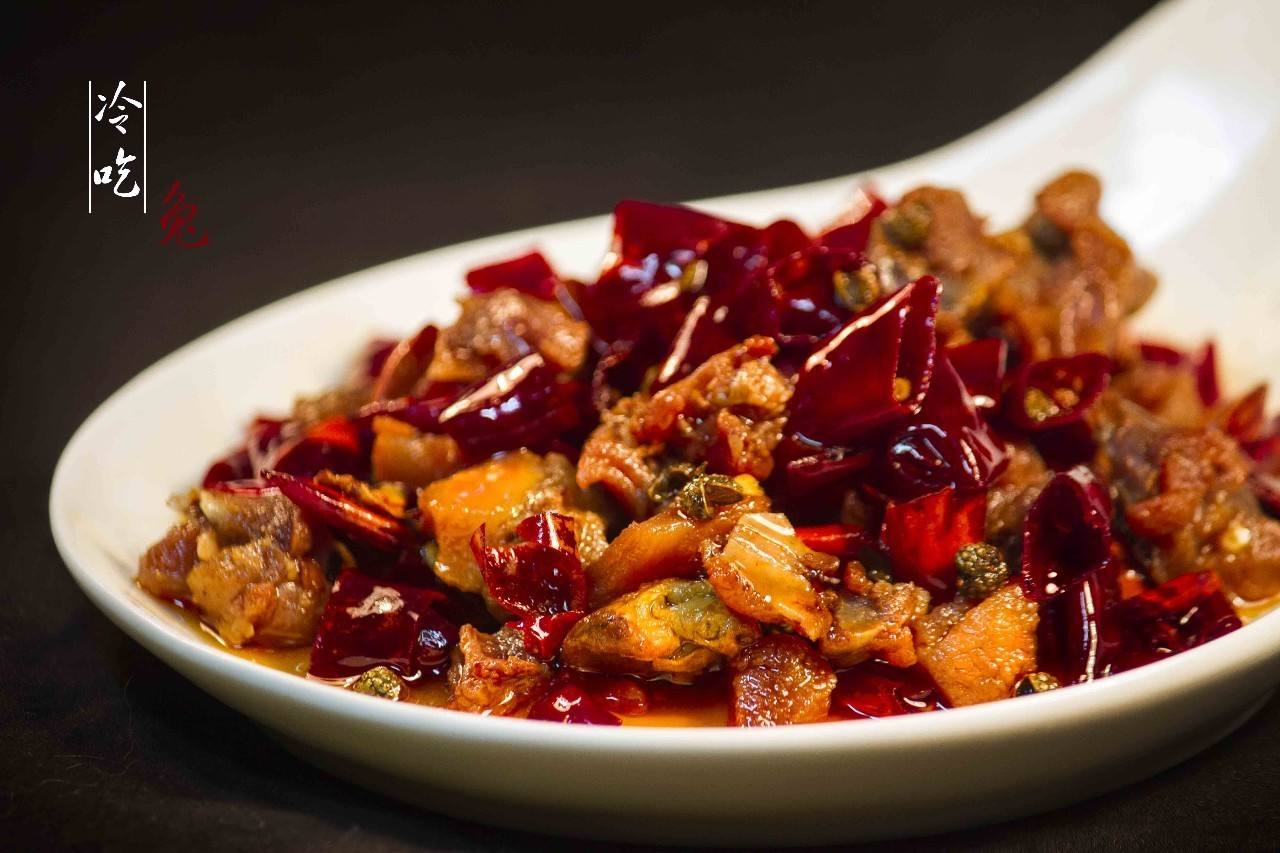 冷吃兔又名香辣兔,是自贡民间传统美食,迄今有百年历史,是自贡盐帮菜