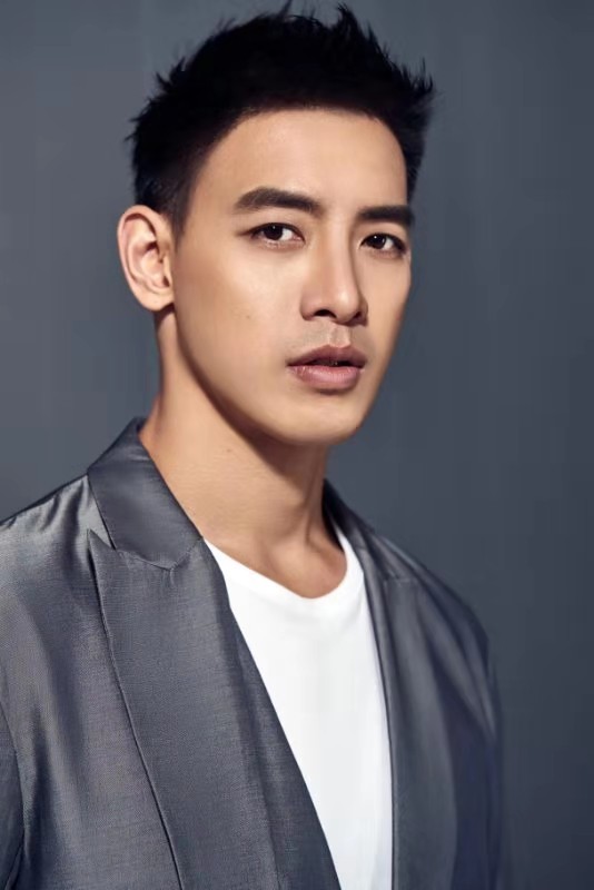 p>黄柏钧(denny huang),1982年7月26日出生于美国德州,中国台湾男演员