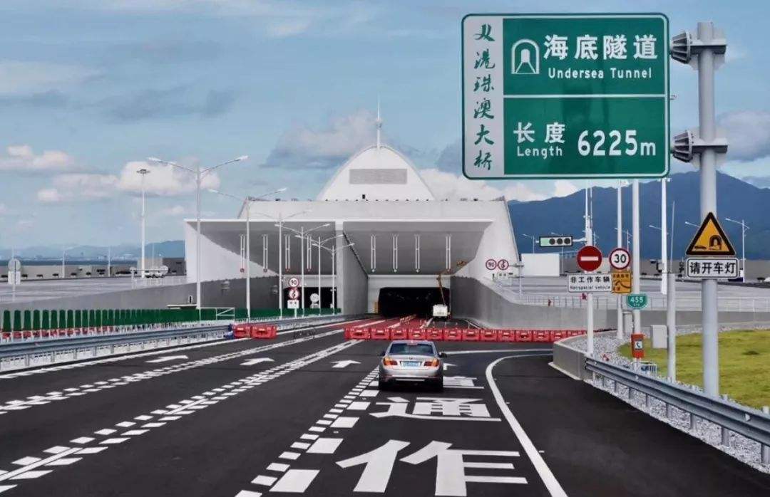 港珠澳大桥(英文名称:hong kong-zhuhai-macao bridge)是中国境内