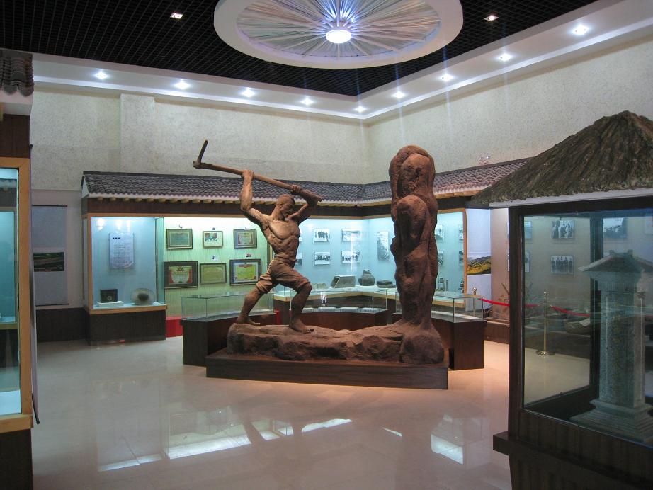  p data-id="gnwf7dfwwk">中国梯田化模范县纪念馆静静地耸立于庄浪