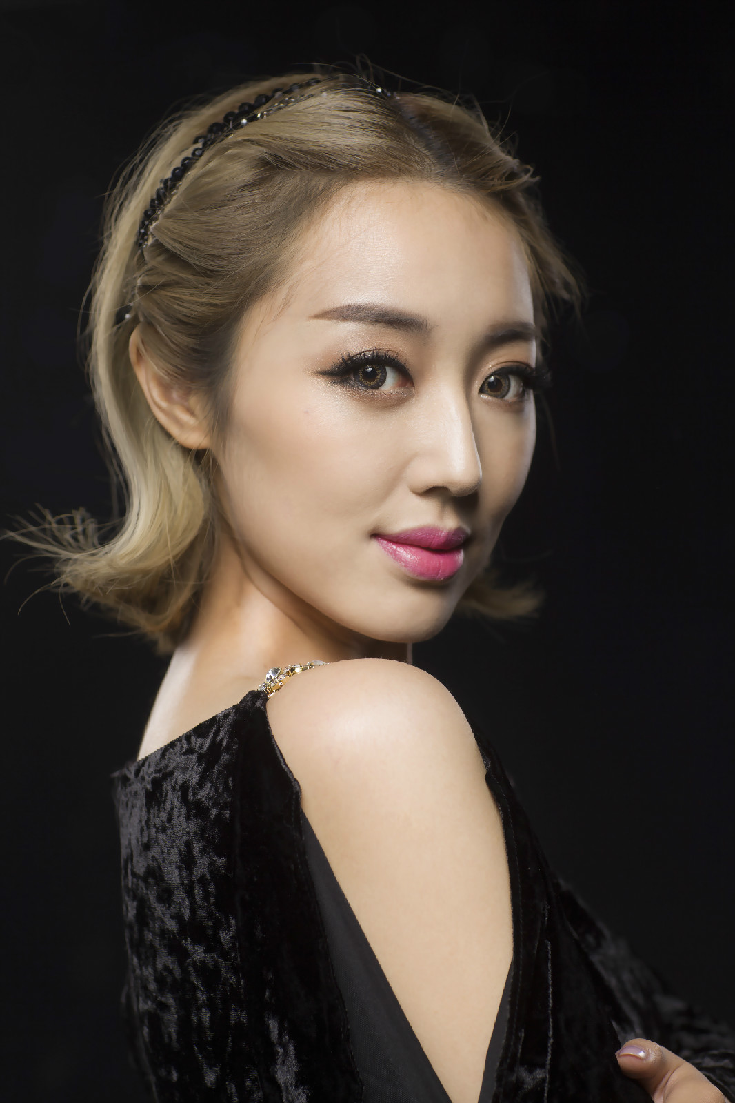 1985年4月16日出生于湖北 a target="_blank" href="/item/荆州/6058"