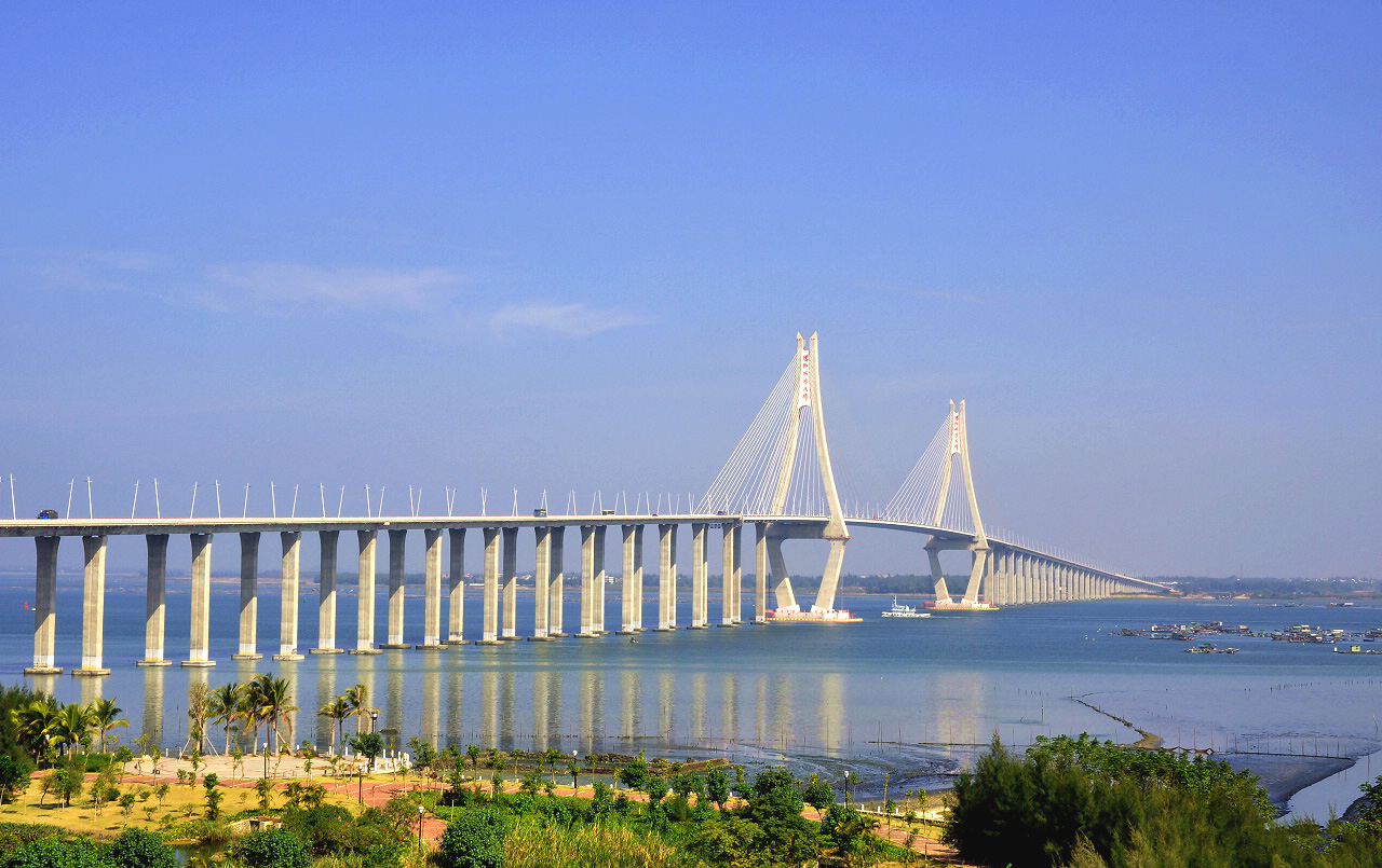 bridge)是中国广东省湛江市境内一座连接坡头区与霞山区的跨海大桥