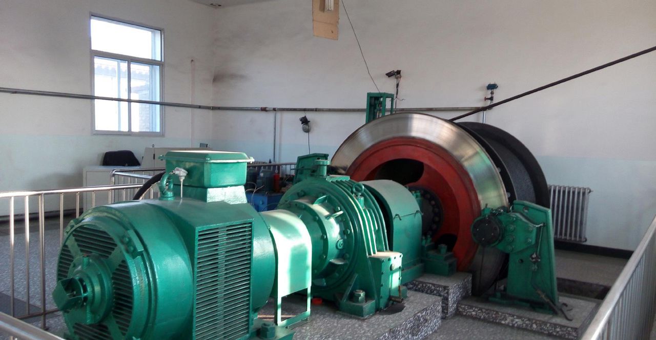  p>利用钢丝绳在卷筒上缠绕和放出,实现容器升降的机械.