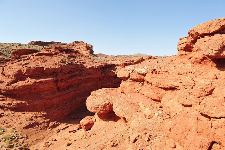 中,常见的洪积,坡积与冲积等,多半含有砾石层,风化以后均保留在红土里