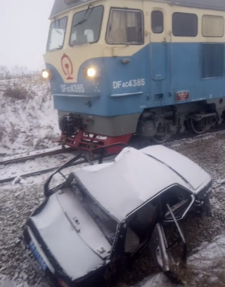 哈市火车轿车剐碰