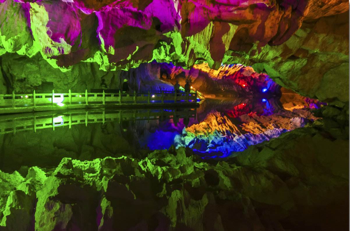  p data-id="gnxacnn10a">奇梁洞位于凤凰古城以北的奇梁桥乡,吉凤