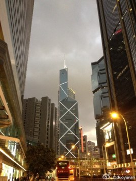 金钟道东面连接皇后大道东及>轩尼诗道>,西面连接皇后大道中及>德辅道