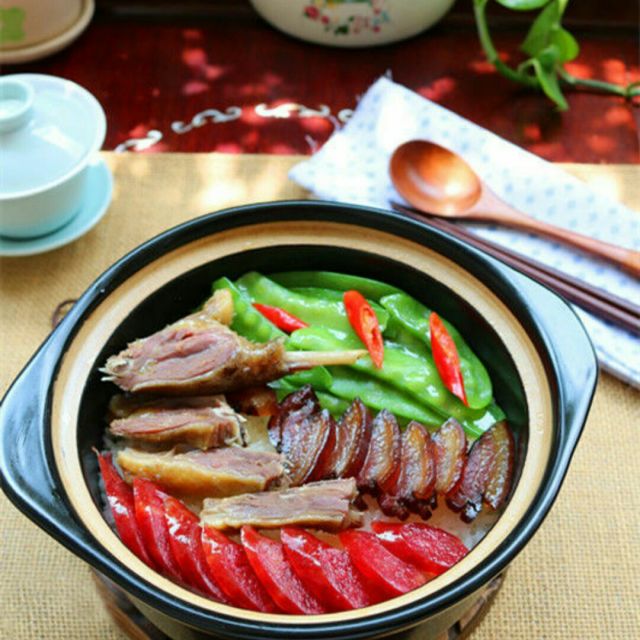 腊鸭腿煲仔饭