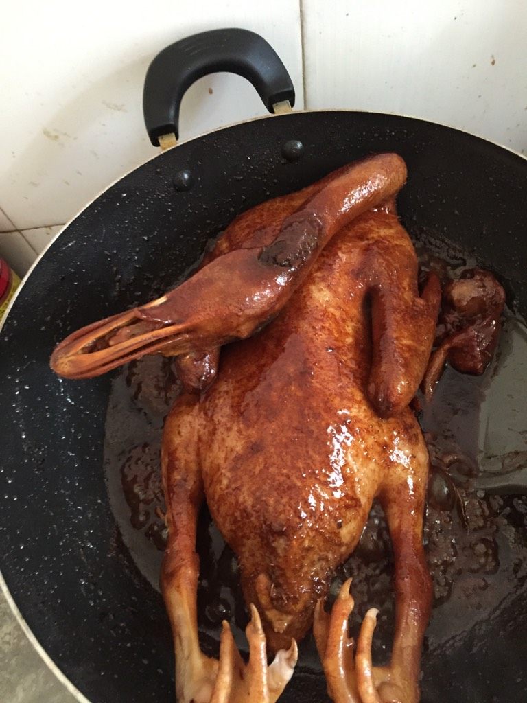  p data-id="gn5679a3fm">红卤鸭子是一道简单的家常菜,所用材料为