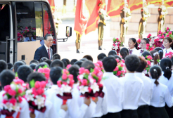 国家勋章和国家荣誉称号获得者在人民大会堂受到热烈欢迎