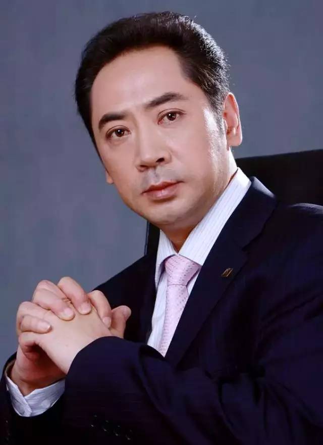 56岁特型演员刘劲，低调娶艺校老师，如今一家三口很幸福_百科TA说
