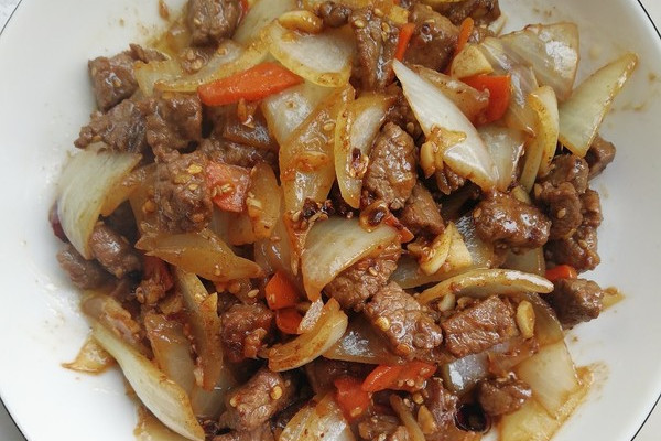 洋葱,里脊等主要食材做成的一道菜品,属于家常菜