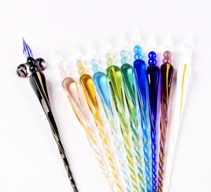 data-lemmaid="619251">钢笔 /a>的一种,笔头用金属制成,用笔尖蘸墨水