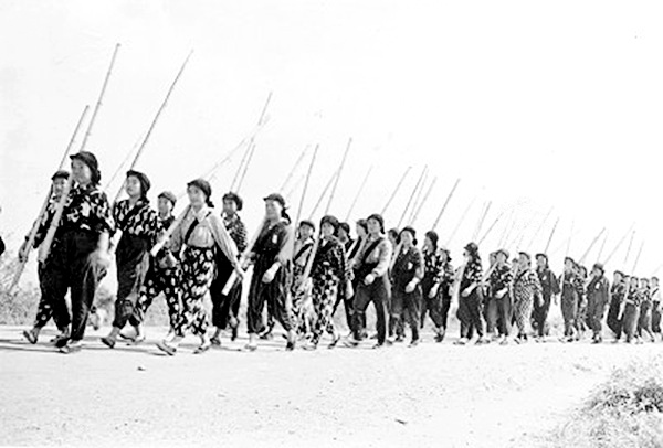 二战末期日本枪都发不出 组织妇女进行竹枪训练 准备最后决战_百科TA说