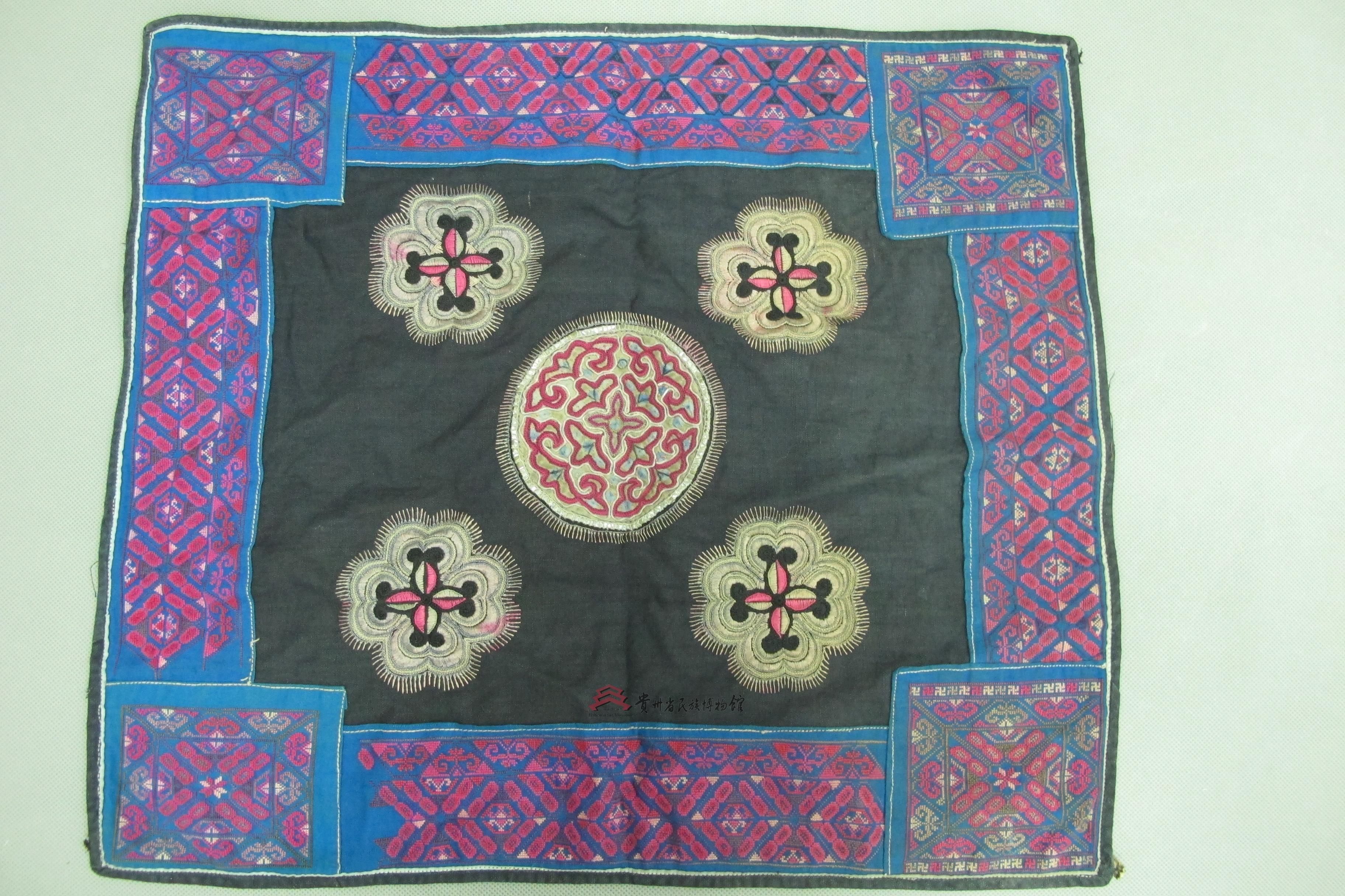 当代黎平侗族青布锁绣太阳花纹背带盖