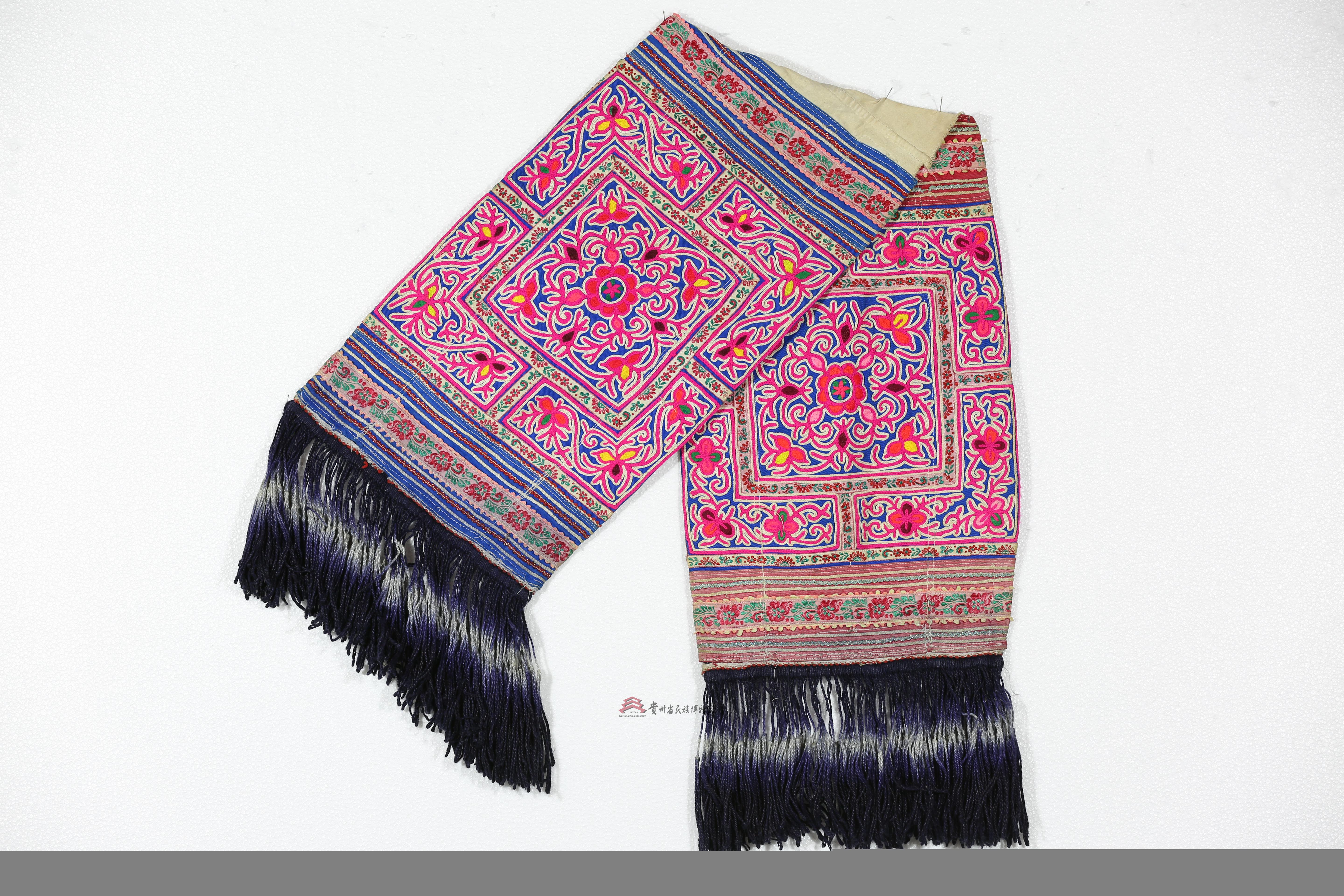 当代云南文山苗族石榴花双针锁绣后围腰飘