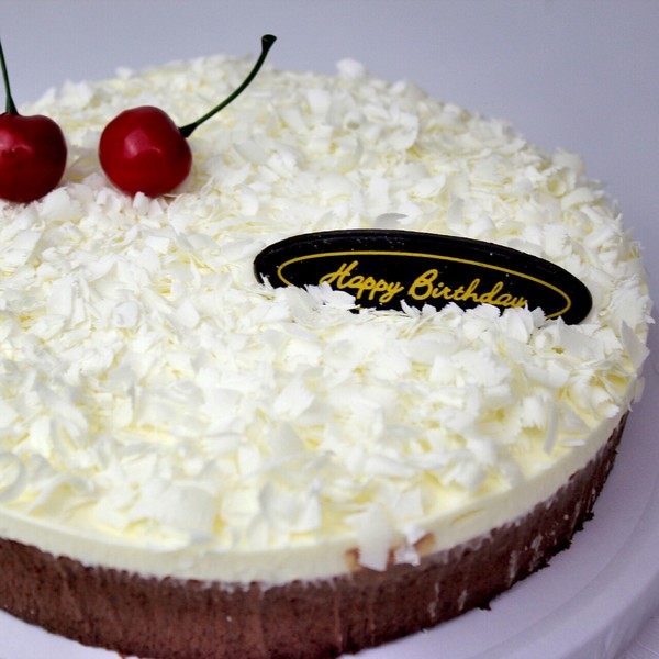  p>白色巧克力跟奶酪混合后加入到蛋糕上,配上水果点缀,非常可口. /p>