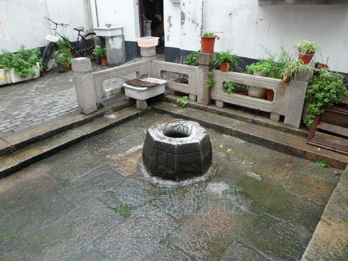 八卦古井井口石条原为八棱形,清末时才改用六条约0.8米宽青石条相接.