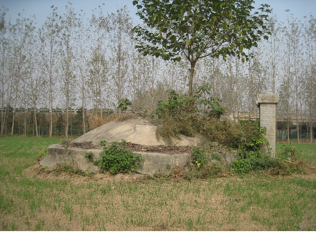  p>梁振黄烈士墓,墓地占地面积48 平方米,封土底径6 米,高2米,水泥