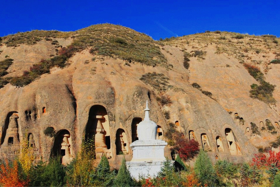  p data-id="gnfhrs7iud">千佛洞位于陕西省合阳县梁山上的原 a