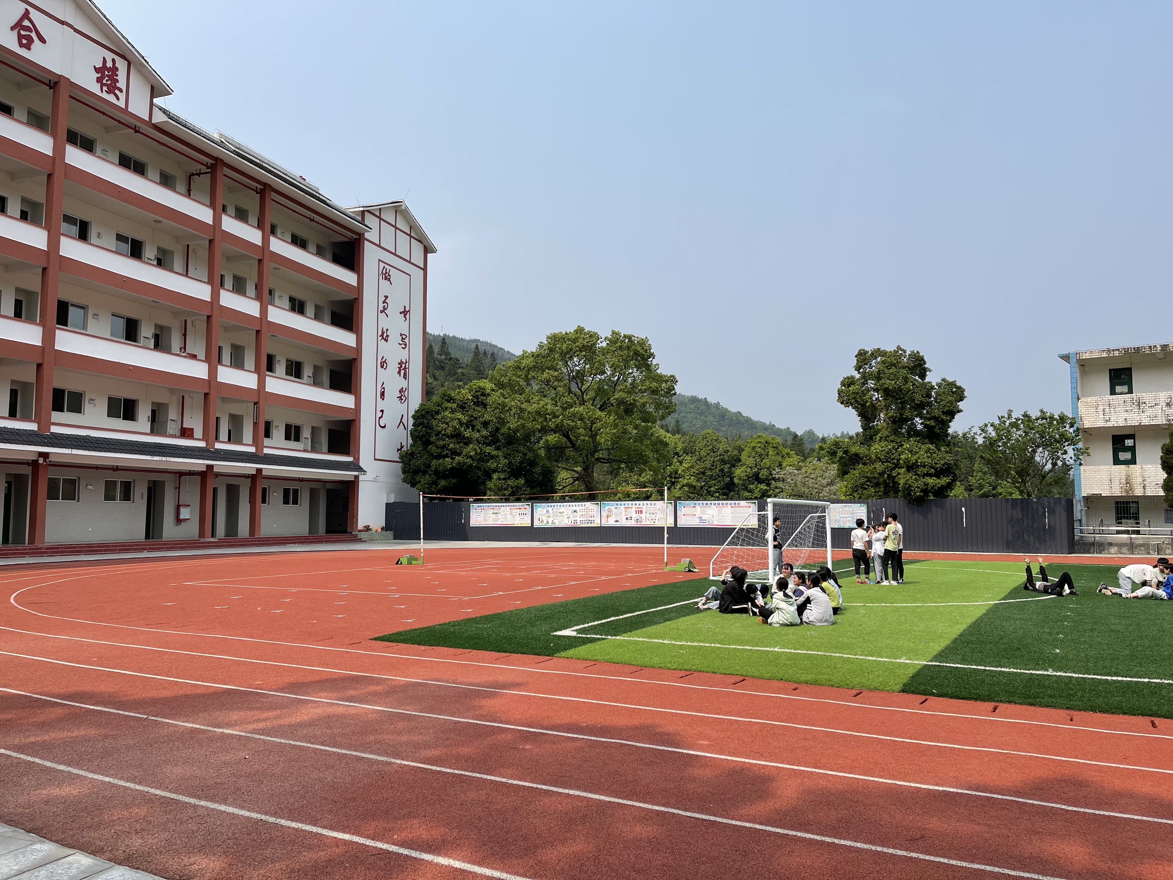 西山中学 位于西山镇以南 西山河下游,<a