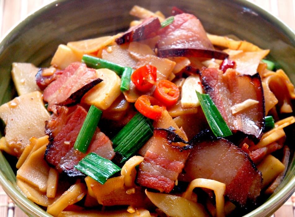  p data-id="gn77v814bc">家制腊肉是一道美食,原料为猪肉500克 精盐