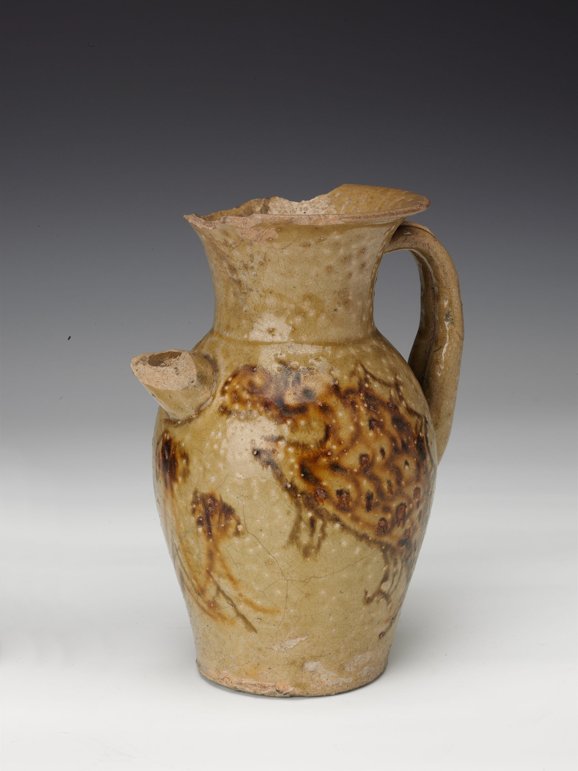  p>唐长沙窑青釉褐彩摩羯纹执壶是唐代陶瓷器类文物,现收藏于湖南省